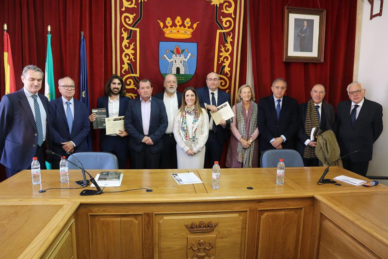 Galardonados con el premio Eduardo Hinojosa junto a los miembros del jurado y otras personalidades