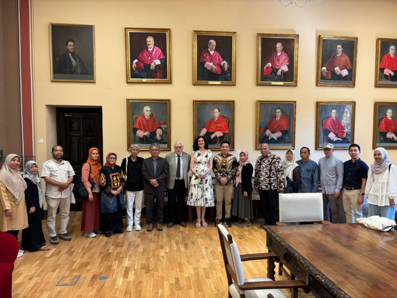 delegación universidad Indonesia Componentes de la Delegacion Indonesa con el Decano y la Vicedecana de Internacionalización junto a los cuadros de antiguos Decanos de la Facultad de Derecho