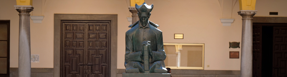 Estatua de Francisco Suarezio en la parte central de un patio interior de la Facultad de Derecho