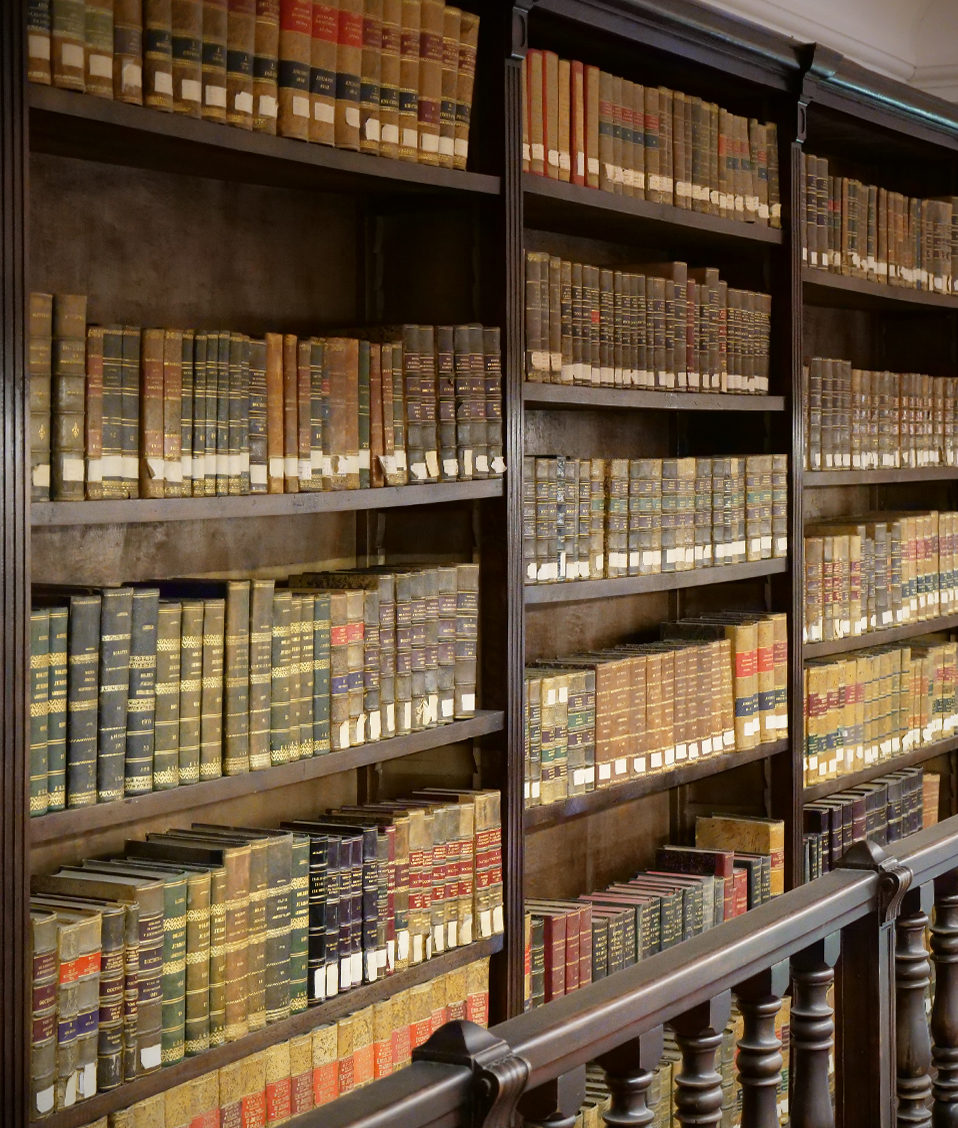 Estanterías de la biblioteca de la Facultad de Derecho llenas de libros