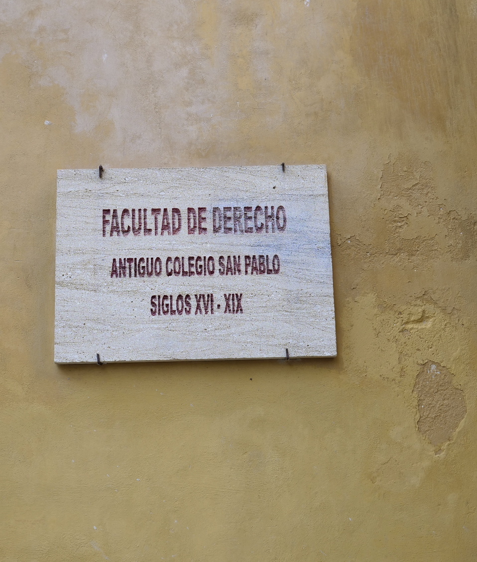 Placa que indica que en la actual Facultad de Derecho tenía sede el Colegio San Pablo desde el siglo dieciséis al diecinueve