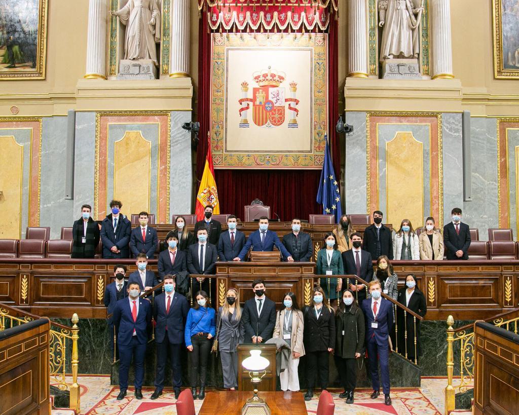 El grupo de estudiantes en el Salón de Plenos del Congreso de los Diputados