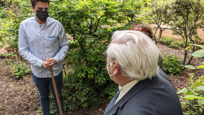 El Decano de la Facultad de Derecho en el Jardín Botánico junto con un estudiante