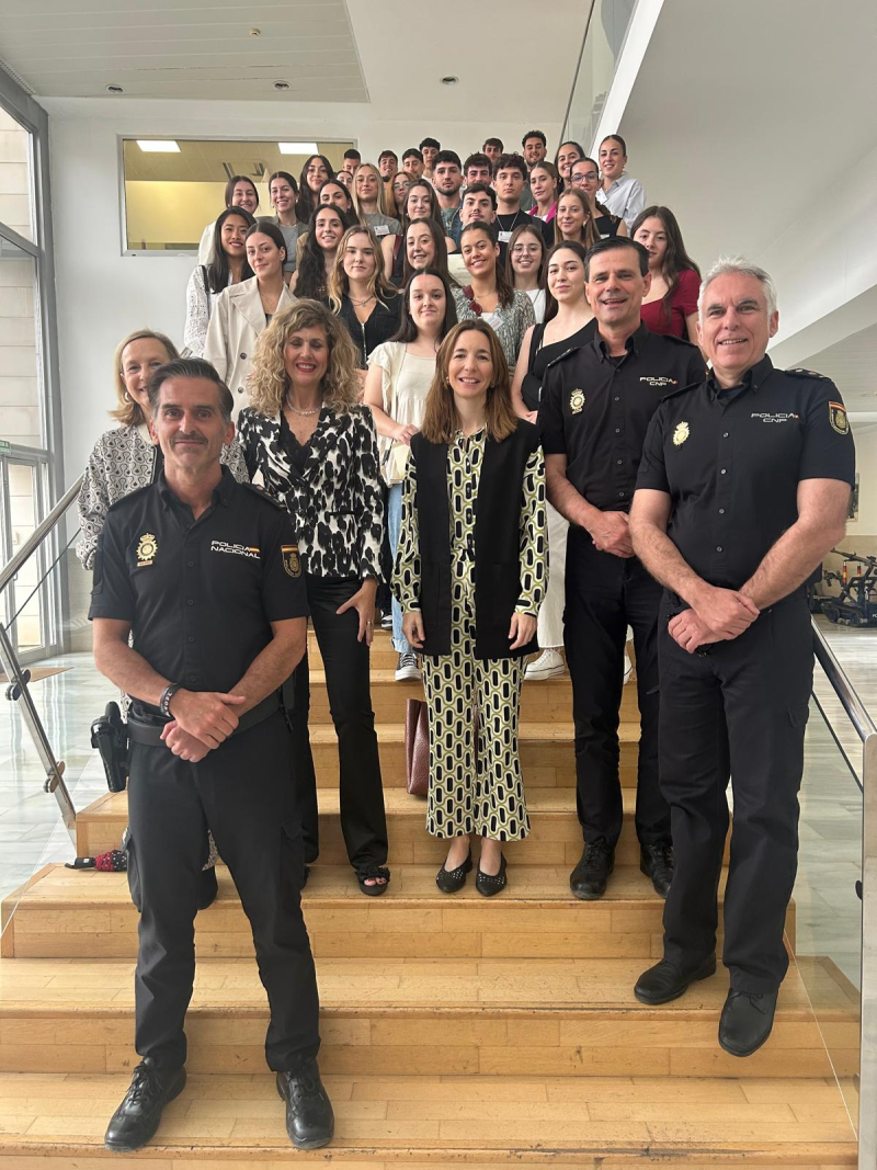 clausura prácticas externas 2025- policia nacional foto en las escaleras de Estudiantes, Profesores de la Facultad y Policías Nacionales relacionados con las prácticas externas
