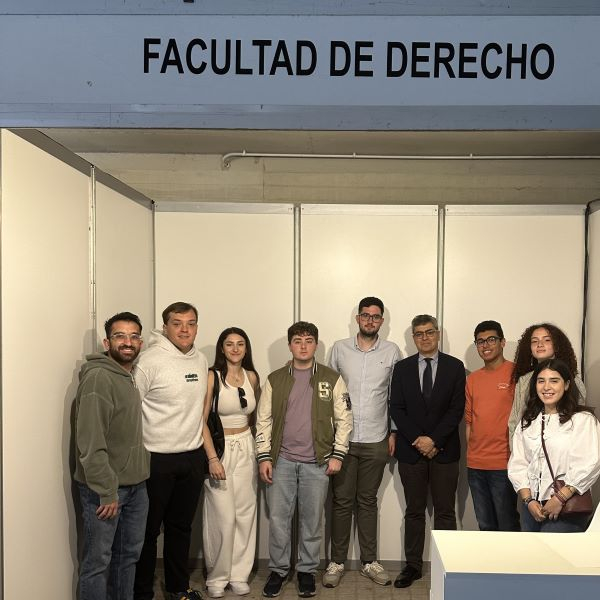 stand derecho en salón del estudiante El Vicedecano en el stand de Derecho