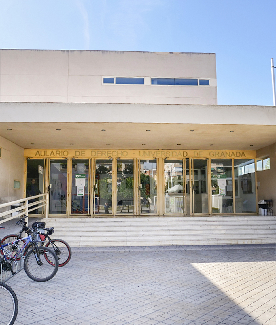 Exterior de la entrada principal del Aulario de Derecho