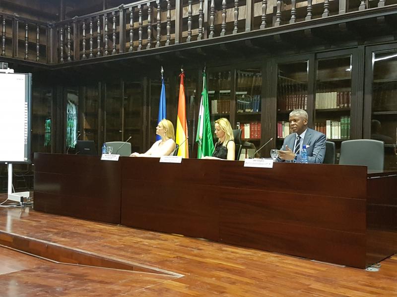 La abogada María Herrera Mellado, la profesora Carmela Pérez Bernárdez y el profesor John Simpkins.