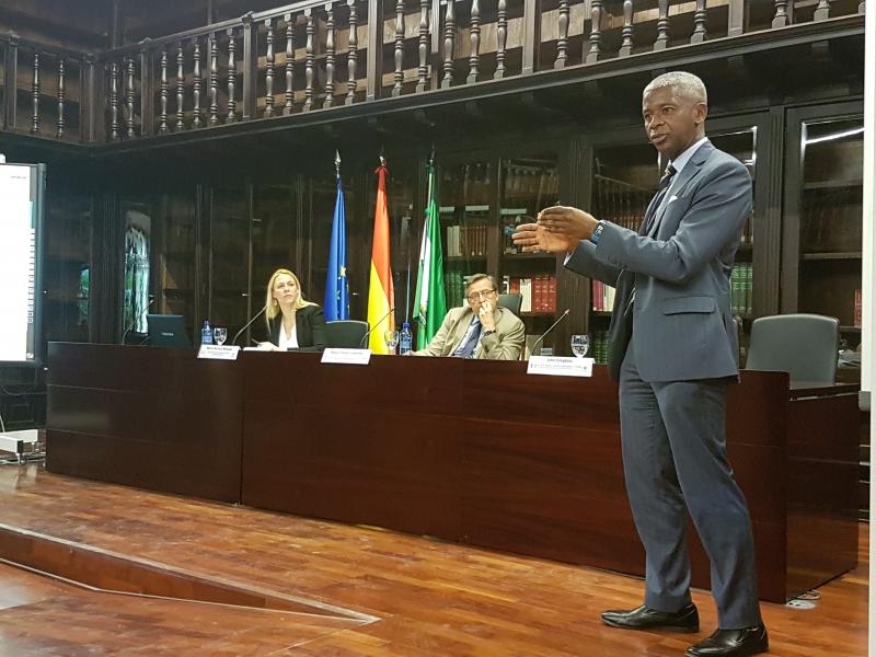 La abogada María Herrera Mellado, el Decano de la Facultad de Derecho Miguel Olmedo y el profesor John Simpkins durante una de las sesiones del Curso.